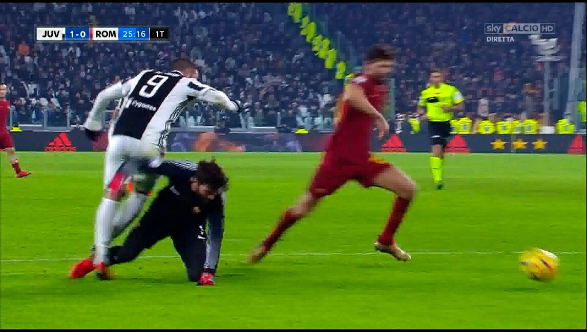 Alisson atterra Higuain in area: Tagliavento non fischia