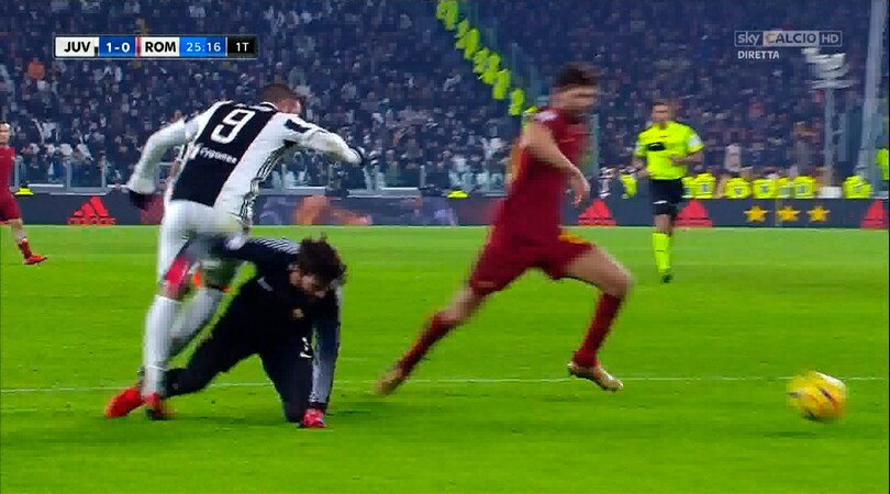 Alisson atterra Higuain in area: Tagliavento non fischia