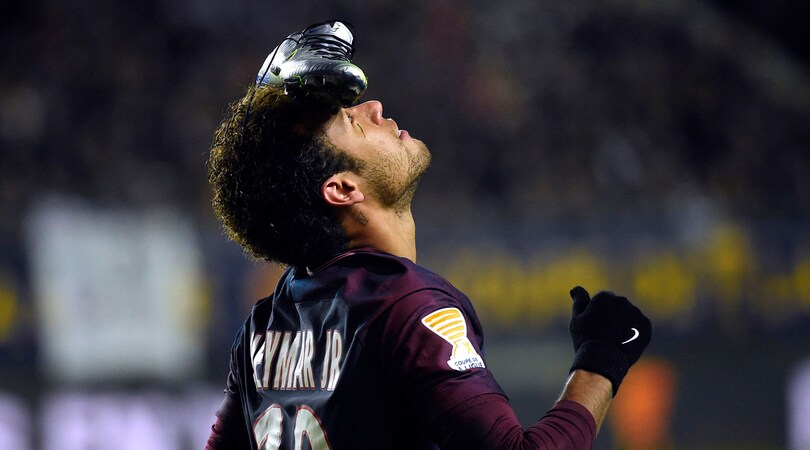 Neymar segna e festeggia omaggiando lo scarpino