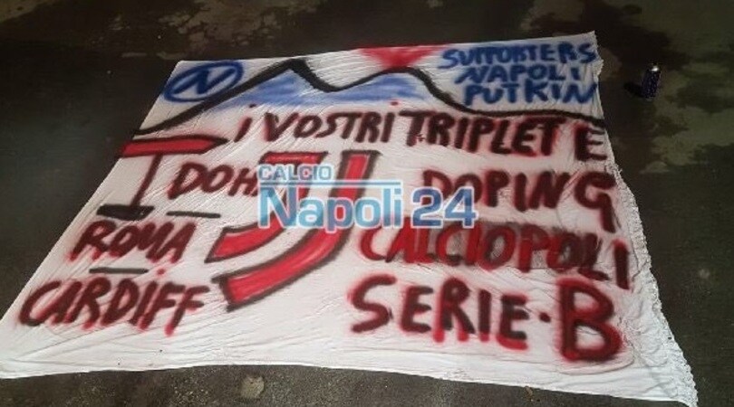Napoli, striscione per i tifosi della Juve: «I vostri Triplete: doping, Calciopoli e Serie B»