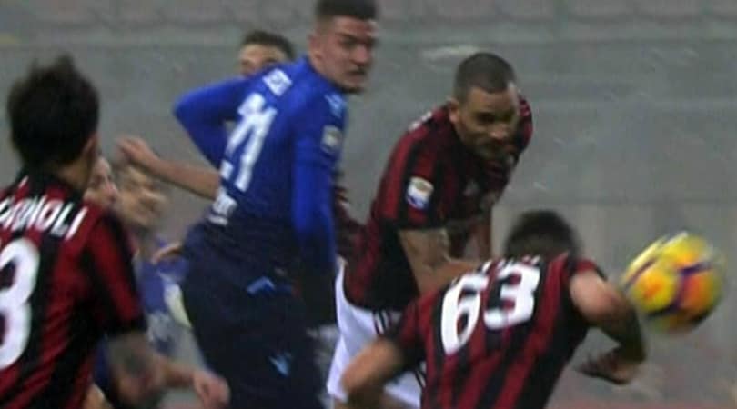 Milan-Lazio, il gol di Cutrone è di braccio ma il Var non interviene