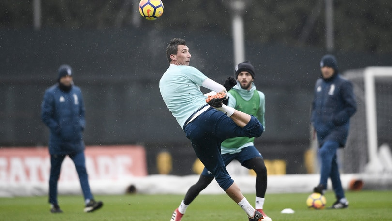 Juventus, allenamento sotto la pioggia. Mandzukic show e Pinsoglio...