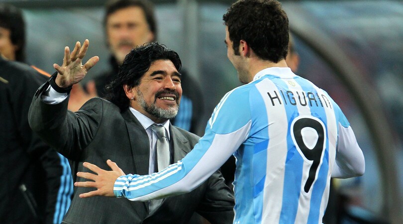Maradona: «Icardi vergognoso, Higuain 10 volte meglio di lui»