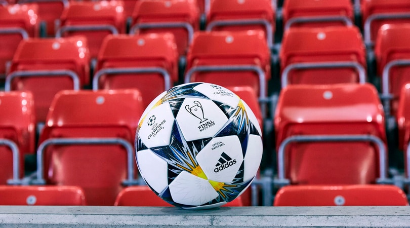 Champions, si gioca in blu e giallo: ecco il nuovo pallone