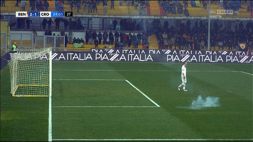 Serie A Benevento, petardo in campo: ecco il primo Daspo