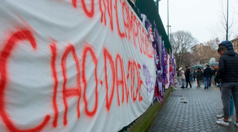 Astori, l'affetto dei tifosi è enorme: fiori e striscioni al Franchi