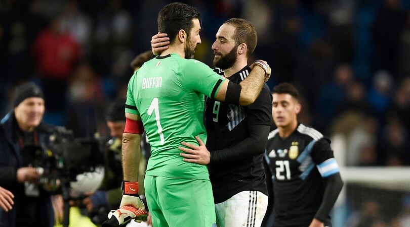 Argentina-Italia 2-0: l'abbraccio tra Higuain e Buffon