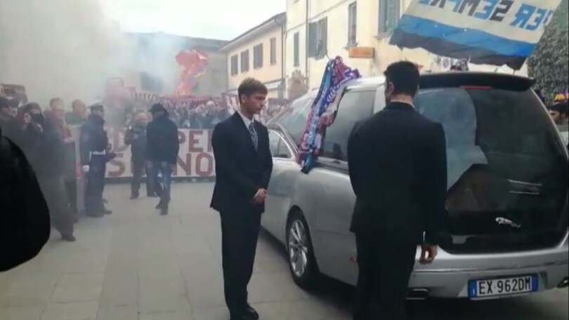 Cori e applausi per Mondonico al funerale