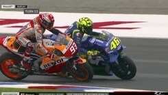 Marquez fa cadere Rossi:  Valentino si infuria