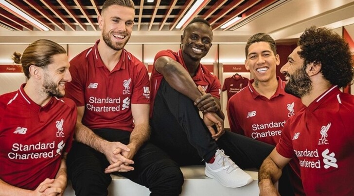 Il Liverpool presenta la nuova maglia. Emre Can? Nessuna traccia