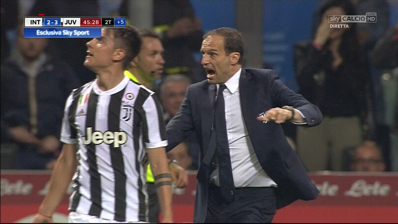 Inter-Juventus, Allegri entra in campo: Orsato lo allontana