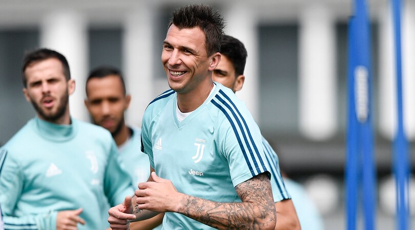 Mandzukic corre verso il Milan: sorrisi e sudore per la Juventus a Vinovo