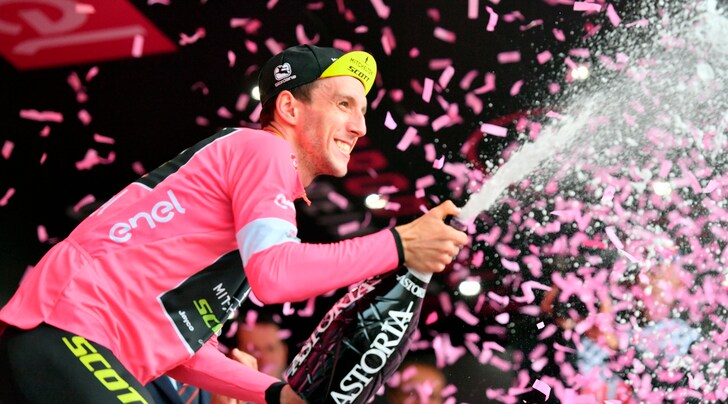 Giro d'Italia, sesta tappa: Chaves trionfa sull'Etna, Yates è la nuova maglia rosa