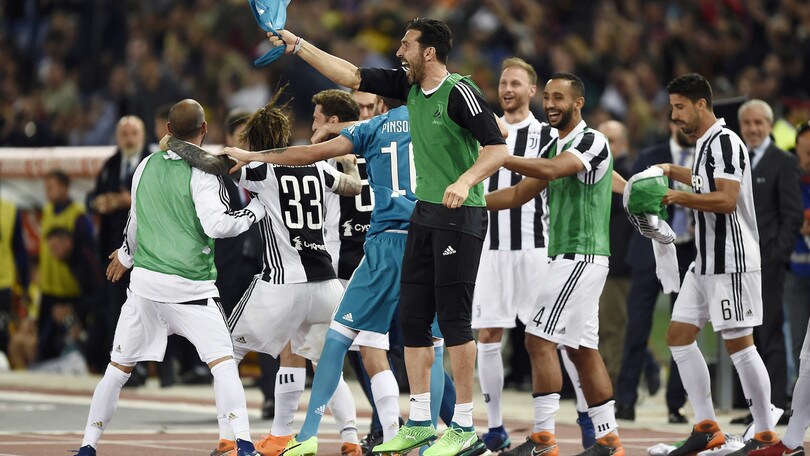 La Juventus festeggia all'Olimpico: la gioia al fischio finale