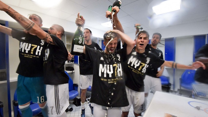 Juventus campione d'Italia, festa nello spogliatoio di Roma