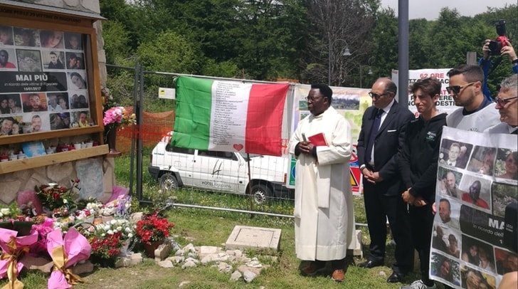 Giro d'Italia: la commemorazione alle vittime del Rigopiano