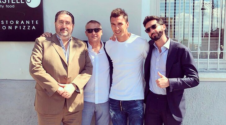 Mandzukic in posa con i procuratori: «Squadra vincente, step by step»