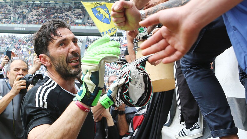 Juventus, Buffon saluta: lacrime e abbracci con i tifosi