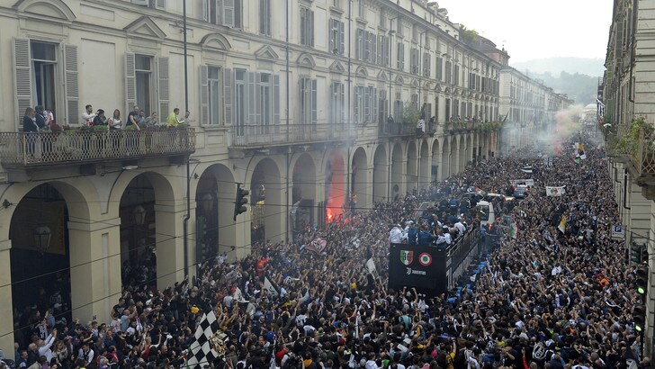 Camion urta i cavi del tram, gravi due tifosi della Juventus