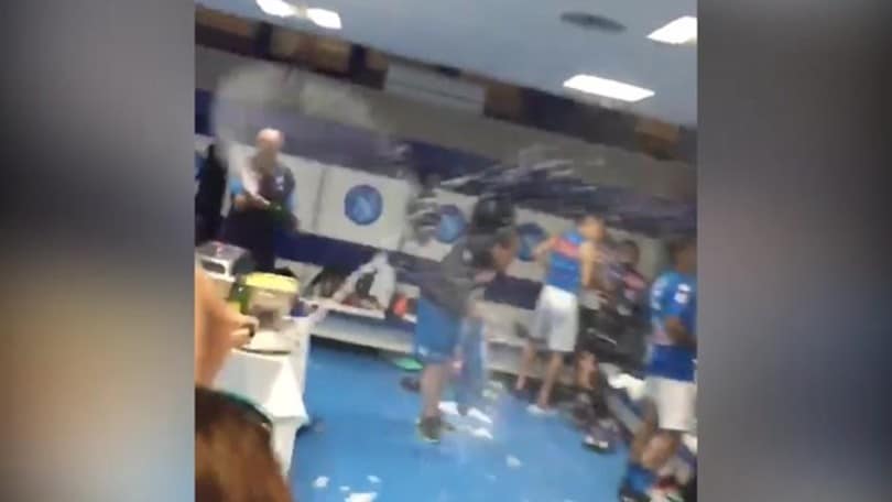 Napoli, la festa nello spogliatoio