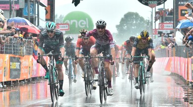 Giro 2018, a Iseo Viviani cala il poker. Yates sempre in rosa