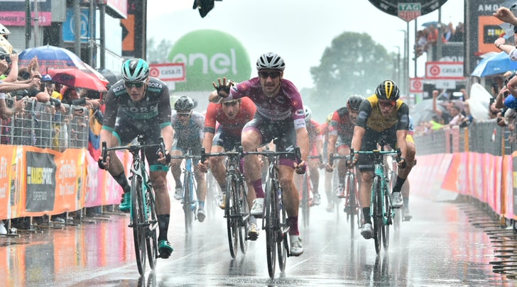 Giro 2018, a Iseo Viviani cala il poker. Yates sempre in rosa