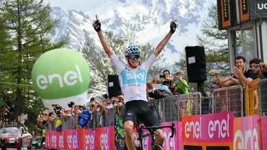 Giro d'Italia, pazzo Froome: trionfa a Bardonecchia e si prende la maglia rosa
