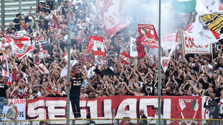 Serie B Bari, dopo la penalizzazione, striscioni contro la società