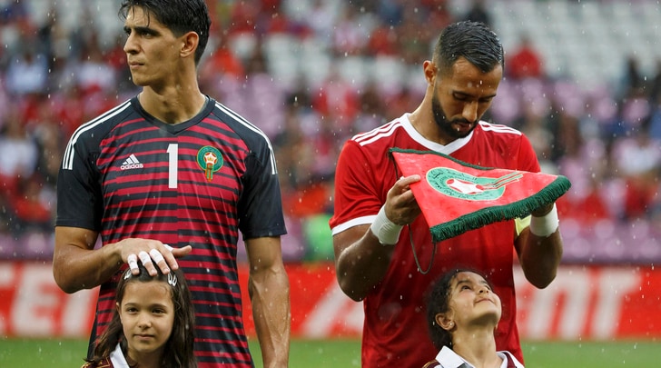 Cuore Benatia: protegge la bimba dalla pioggia