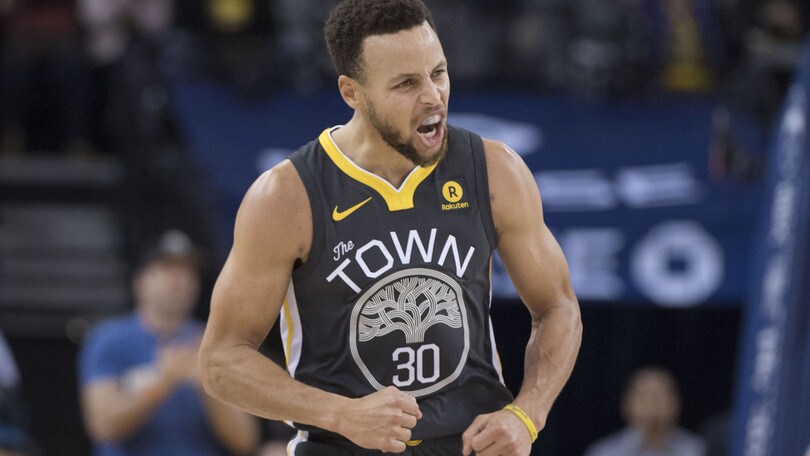 NBA, LeBron batte Harden, Curry salva Golden State