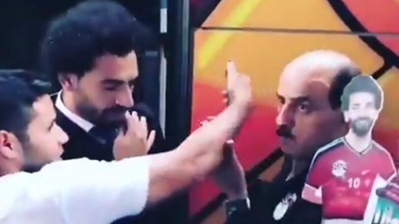 Salah, il tifoso fa come Sergio Ramos e viene subito bloccato dalla sicurezza