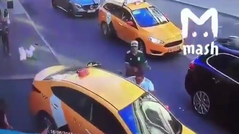 Taxi travolge pedoni a Mosca: spunta il video