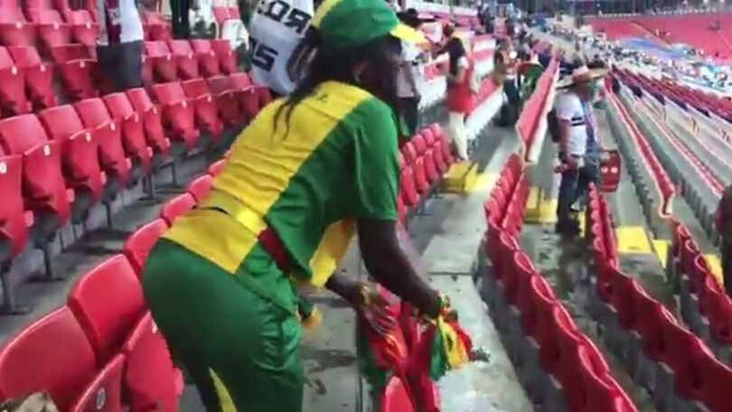 Giù il cappello: i tifosi del Senegal puliscono lo stadio a fine partita