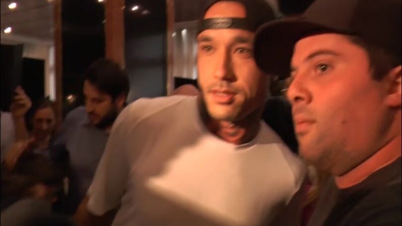 I tifosi dell'Inter entrano in albergo per Nainggolan