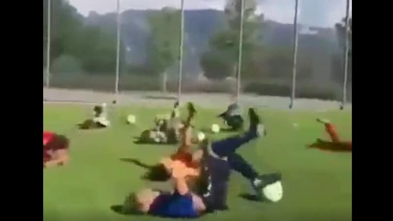 A scuola da Neymar: i bambini imparano a rotolare per terra