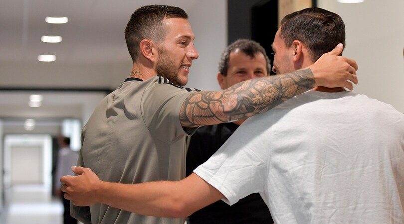 Baci, abbracci e carezze: la Juventus è al lavoro