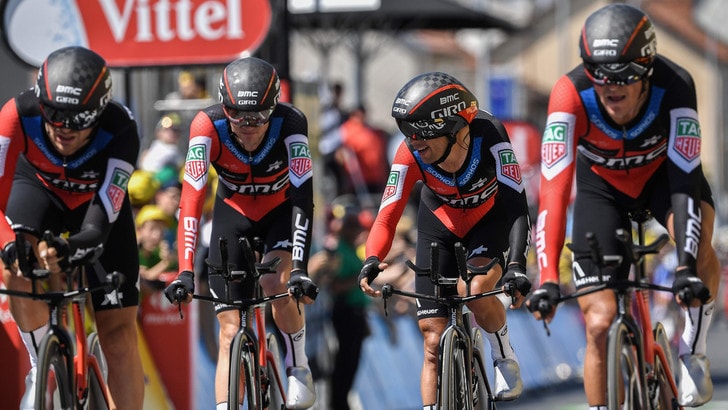 Tour de France, la Bmc vince la cronosquadre. Van Avermaet in giallo
