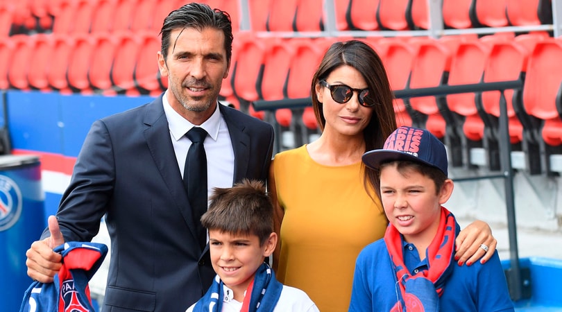 Psg, ecco Buffon: alla presentazione c'è Ilaria D'Amico