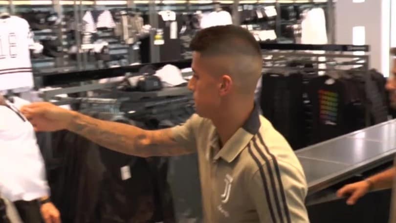 Cancelo al Jstore, l'abbraccio dei tifosi