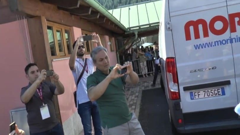 De Laurentiis firma gli autografi ai tifosi presenti a Dimaro