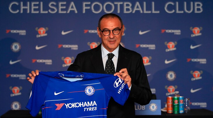 Giacca, cravatta e niente sigarette: i primi "problemi" di Sarri al Chelsea