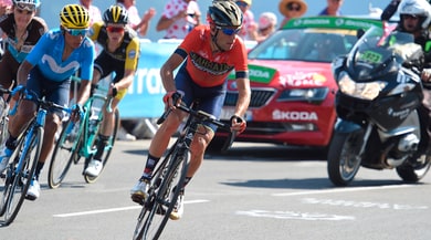 Clamoroso: moto della Polizia fa cadere Nibali. Si teme frattura vertebrale