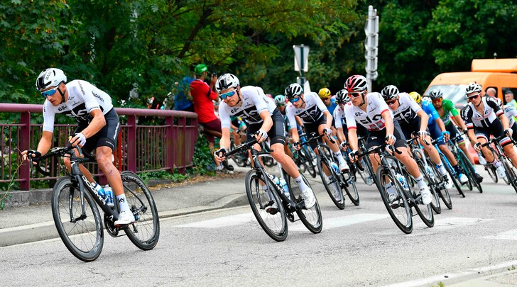 Tour, corridori guideranno fiaccolata a Lourdes
