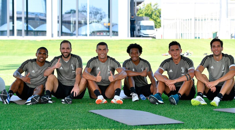 Juventus, Cristiano Ronaldo si allena alla Continassa: prime corse e tanti sorrisi