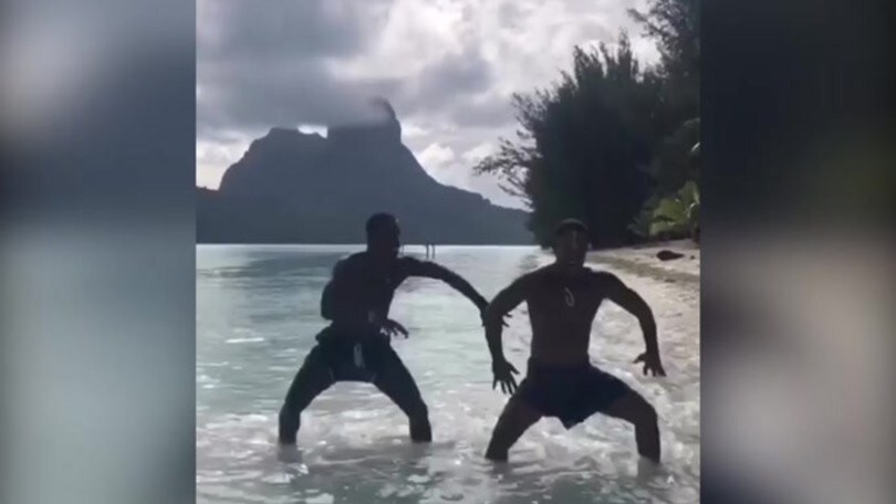 Pogba, haka speciale al mare!