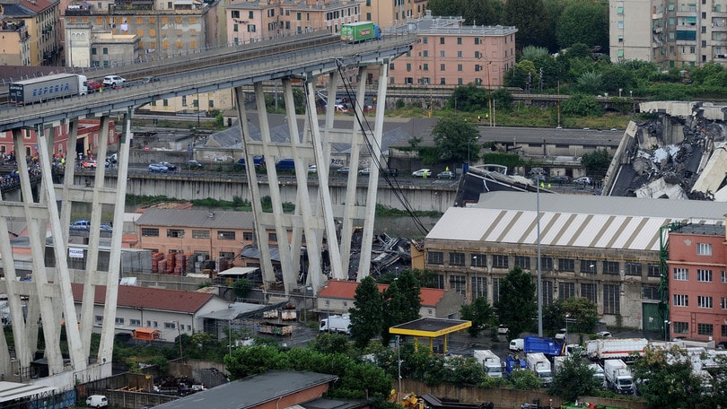 Disastro a Genova, le immagini del ponte crollato