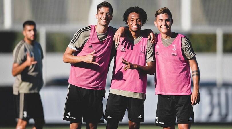 Juventus, lavoro e risate: Dybala, Cuadrado e Bentancur in posa
