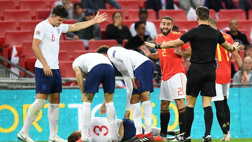 Paura per Shaw: cade male e resta immobile dopo uno scontro con Carvajal