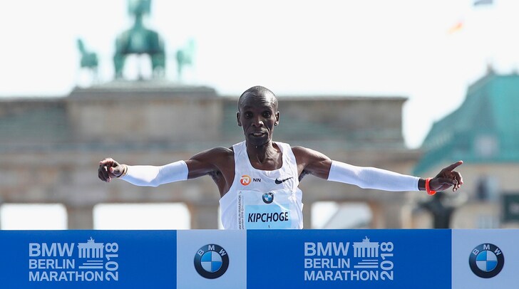 Maratona, il keniano Kipchoge nella storia: record del mondo a Berlino