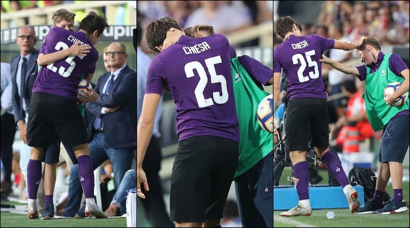 Fiorentina, Federico Chiesa segna e abbraccia il fratellino-raccattapalle